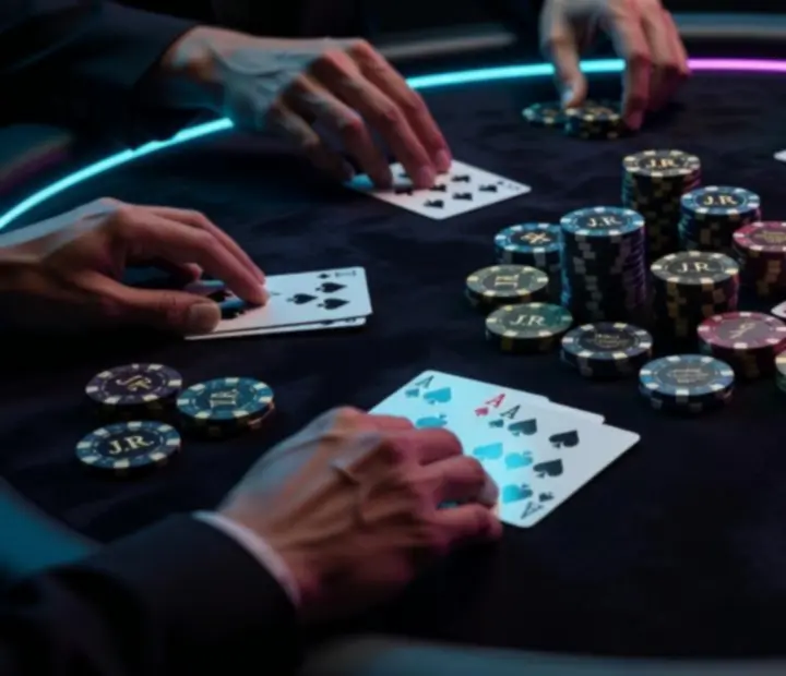 Table noire de poker avec jetons lumineux dans un restaurant chic